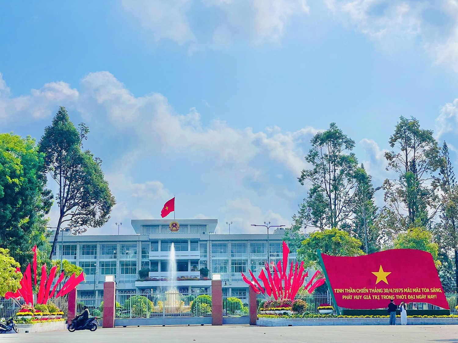 Cổng chính UBND thành phố Cần Thơ mở cửa đón người dân tham quan, chụp ảnh dịp Đại lễ